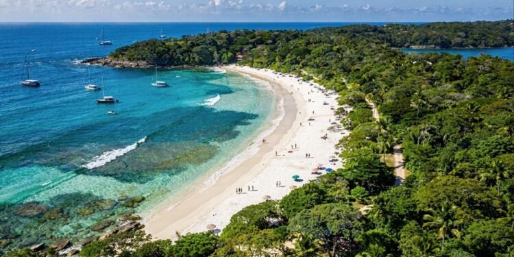 O Caribe catarinense ficou mais exclusivo após a Ilha do Campeche barrar multidões e exigir agendamento digital para as vagas em 2026