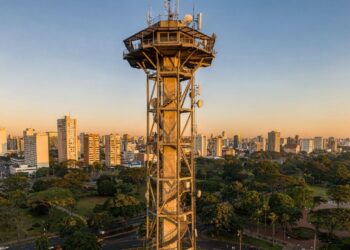 Com 109,5 metros de altura e vista de 360 graus, a torre de 1991 tornou-se o observatório mais alto e icônico de toda a capital paranaense