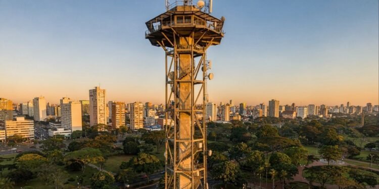 Com 109,5 metros de altura e vista de 360 graus, a torre de 1991 tornou-se o observatório mais alto e icônico de toda a capital paranaense