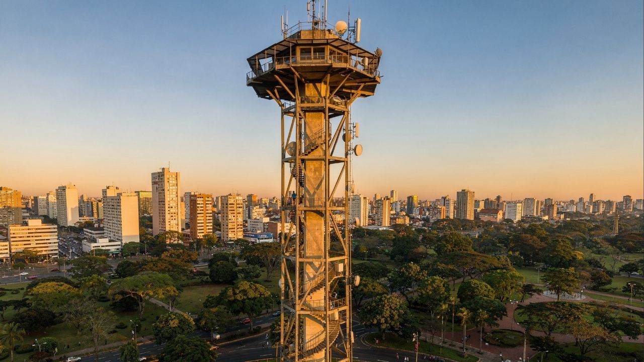 Com 109,5 metros de altura e vista de 360 graus, a torre de 1991 tornou-se o observatório mais alto e icônico de toda a capital paranaense