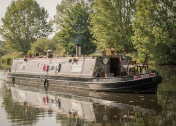 Britânica troca casa por barco e revela custo de vida anual de 5.700 euros: vale a pena?