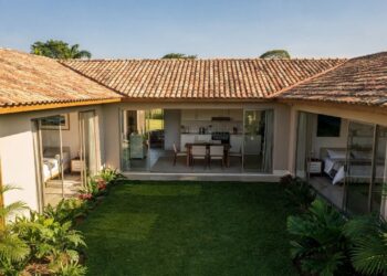 Projeto de casa térrea em U com 3 dormitórios e 120 metros quadrados aposta em integração, ventilação e fluidez