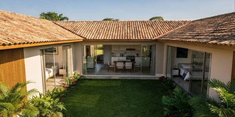 Projeto de casa térrea em U com 3 dormitórios e 120 metros quadrados aposta em integração, ventilação e fluidez