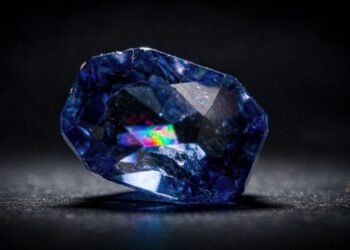 Esqueça o topázio, pois esta gema brilha com fogos intensos sob luz ultravioleta e vale US$ 4.000 o quilate, sendo a obra-prima da luz