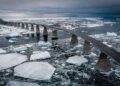 Com 12,9 km de extensão sobre as águas congeladas, a ponte de 1997 tornou-se a maior do mundo sobre águas que congelam e o elo vital do leste canadense