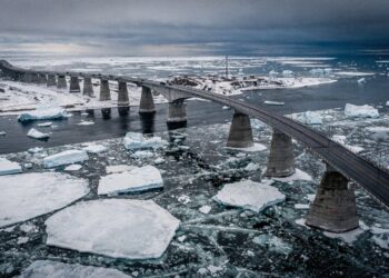 Com 12,9 km de extensão sobre as águas congeladas, a ponte de 1997 tornou-se a maior do mundo sobre águas que congelam e o elo vital do leste canadense