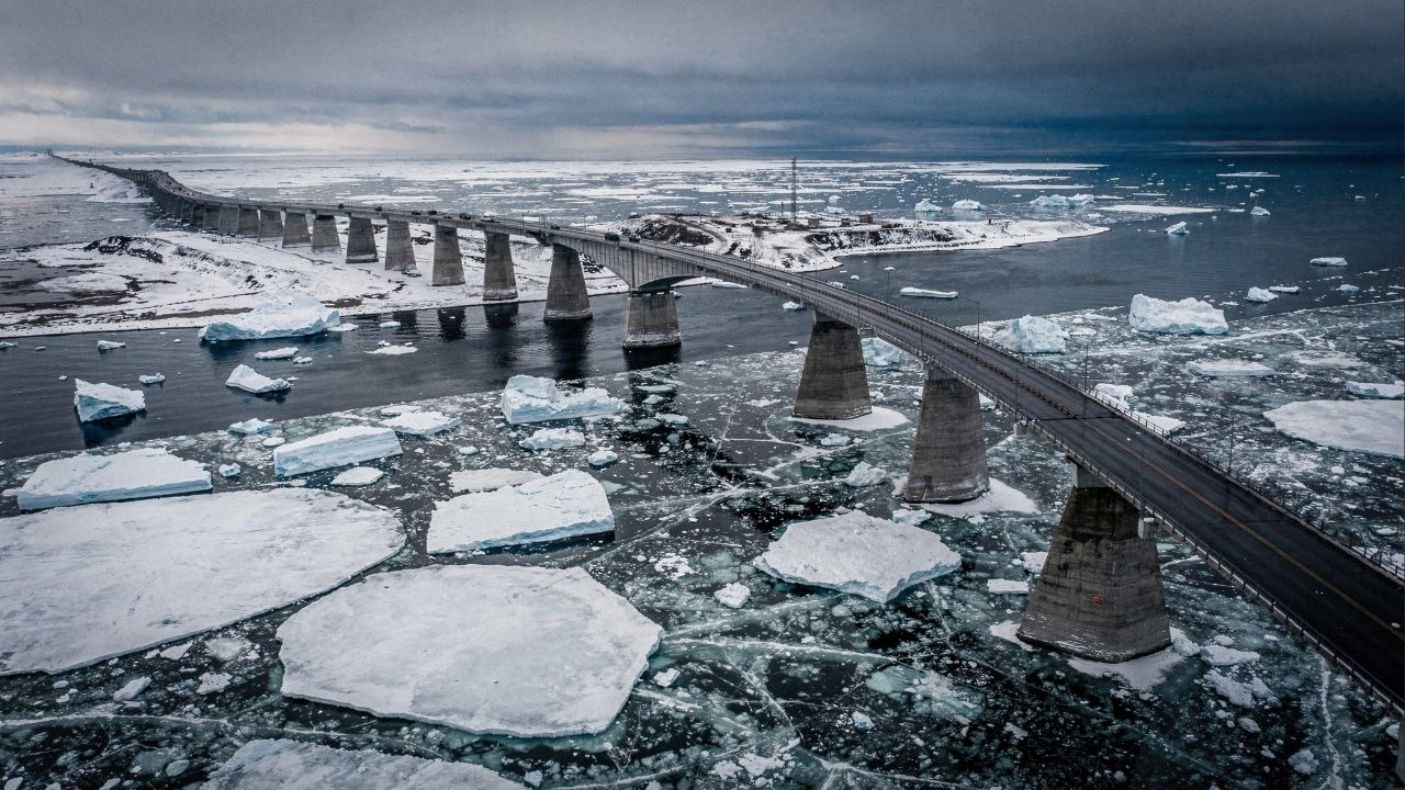 Com 12,9 km de extensão sobre as águas congeladas, a ponte de 1997 tornou-se a maior do mundo sobre águas que congelam e o elo vital do leste canadense