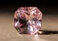 Esqueça o rubi e a safira, pois esta gema rosa só existe em dois lugares do mundo e vale US$ 3.000 o quilate, sendo a joia rara do Canadá