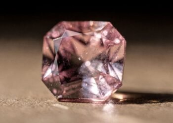 Esqueça o rubi e a safira, pois esta gema rosa só existe em dois lugares do mundo e vale US$ 3.000 o quilate, sendo a joia rara do Canadá