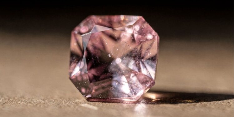 Esqueça o rubi e a safira, pois esta gema rosa só existe em dois lugares do mundo e vale US$ 3.000 o quilate, sendo a joia rara do Canadá