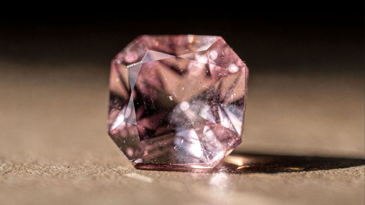 Esqueça o rubi e a safira, pois esta gema rosa só existe em dois lugares do mundo e vale US$ 3.000 o quilate, sendo a joia rara do Canadá