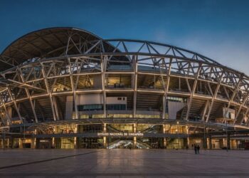 Com a maior cúpula retrátil do mundo, medindo 312 metros de vão livre, o estádio de Singapura virou o complexo esportivo mais tecnológico do planeta