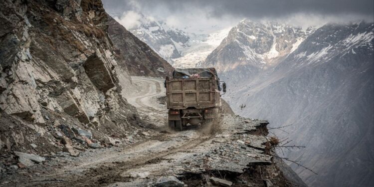 Passo Zojila na Índia ganha fama por seus 3.528 metros de altitude, pois o trajeto estreito de lama no Himalaia é o único elo vital da região