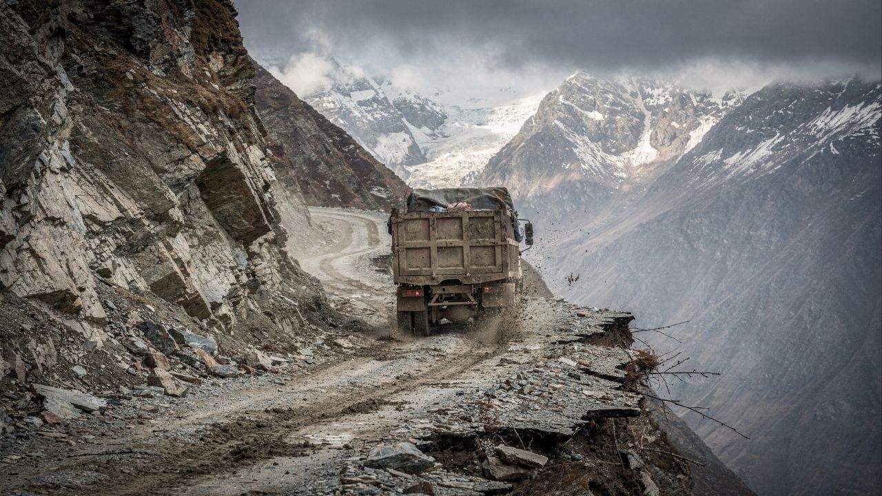 Passo Zojila na Índia ganha fama por seus 3.528 metros de altitude, pois o trajeto estreito de lama no Himalaia é o único elo vital da região