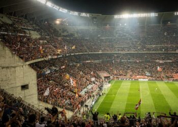 Com arquibancadas de inclinação extrema e 49.430 lugares, o Mestalla de 1923 tornou-se o estádio mais antigo e intimidante da liga espanhola