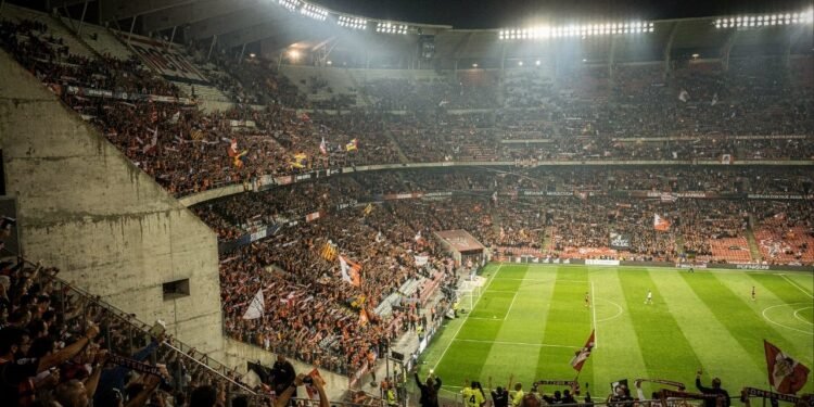 Com arquibancadas de inclinação extrema e 49.430 lugares, o Mestalla de 1923 tornou-se o estádio mais antigo e intimidante da liga espanhola