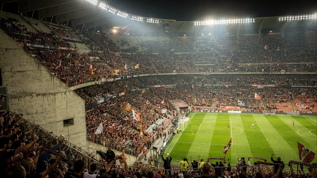 Com arquibancadas de inclinação extrema e 49.430 lugares, o Mestalla de 1923 tornou-se o estádio mais antigo e intimidante da liga espanhola