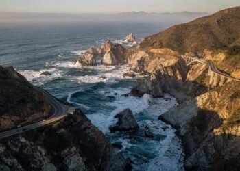 Rodovia na Califórnia ganha fama por seus 1.055 km, pois suas curvas sobre falésias e o oceano Pacífico formam a rota mais bela dos Estados Unidos