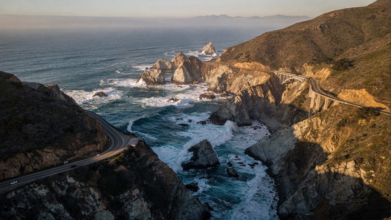 Rodovia na Califórnia ganha fama por seus 1.055 km, pois suas curvas sobre falésias e o oceano Pacífico formam a rota mais bela dos Estados Unidos