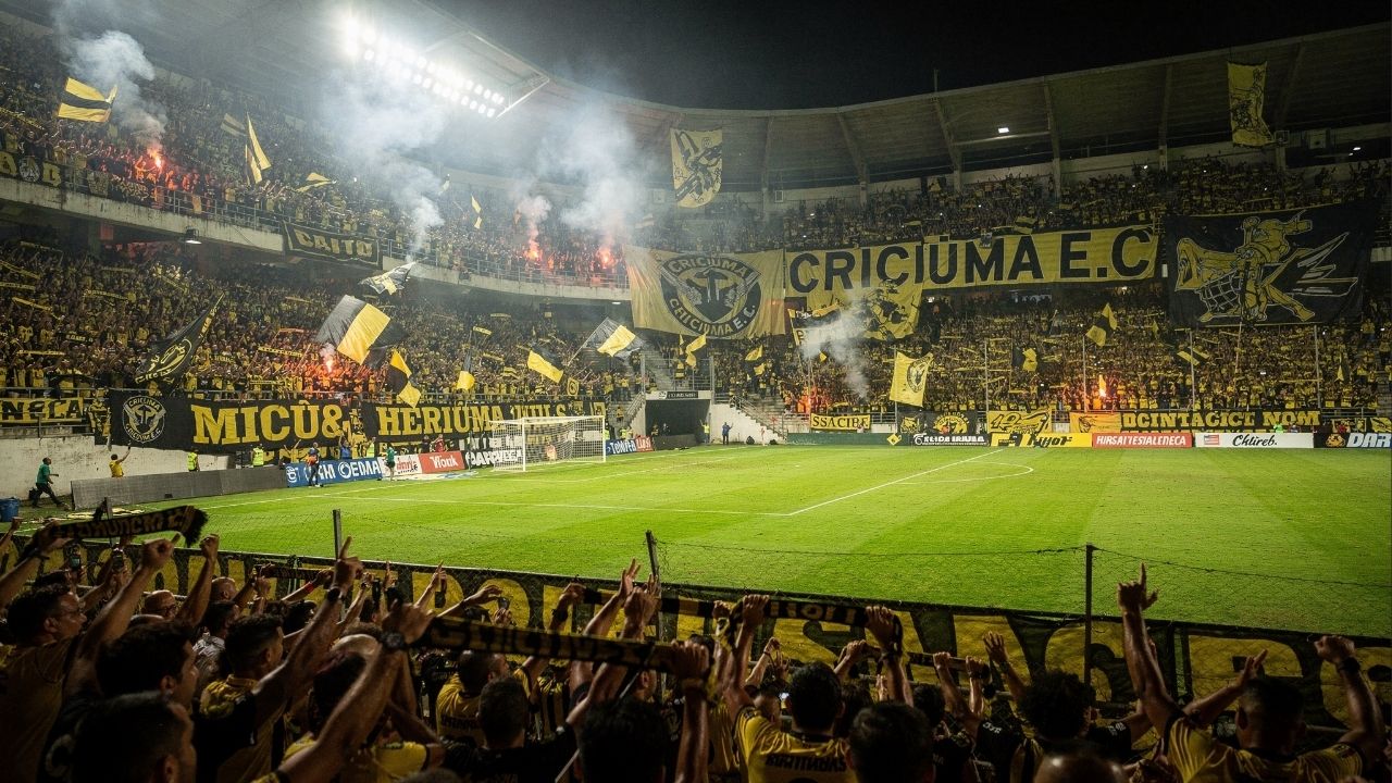 Com capacidade para 19.225 pessoas e inaugurado em 1955, o Heriberto Hülse em Criciúma tornou-se o caldeirão mais imponente do futebol catarinense