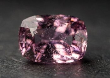 Esqueça o rubi, pois esta gema de US$ 2.500 o quilate só foi identificada por acaso em um lote de pedras, sendo o enigma da química