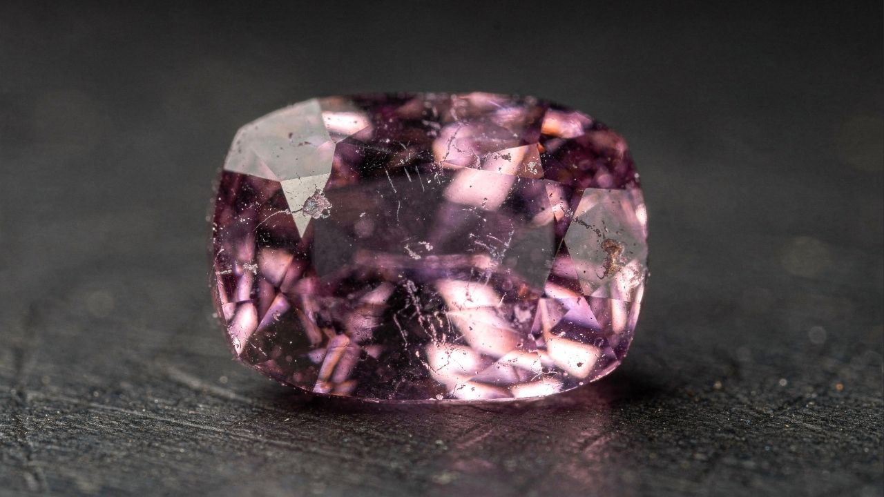 Esqueça o rubi, pois esta gema de US$ 2.500 o quilate só foi identificada por acaso em um lote de pedras, sendo o enigma da química