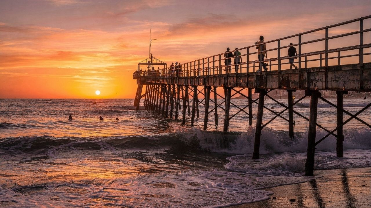 Com sua estrutura metálica de 1923 avançando sobre o mar, a Ponte dos Ingleses virou o maior símbolo do pôr do sol na Praia de Iracema, em Fortaleza