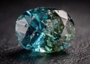 Esqueça a safira, pois esta gema azul-esverdeada de Madagascar vale US$ 20.000 o quilate, sendo a obra-prima mais exclusiva da natureza