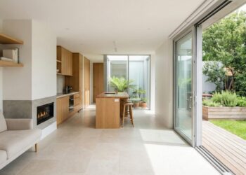 Em terreno estreito, projeto de casa pequena surpreende pela integração com o jardim