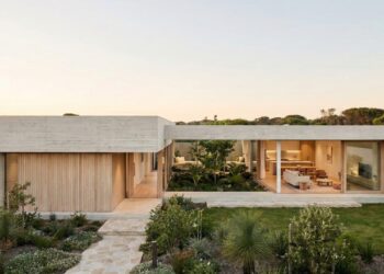 Dois quartos e varanda integrada fazem desta casa uma escolha inteligente para quem busca conforto com baixo custo