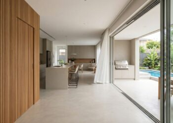 Ao levar a área social para o fundo, casa térrea ganha silêncio e vista privilegiada