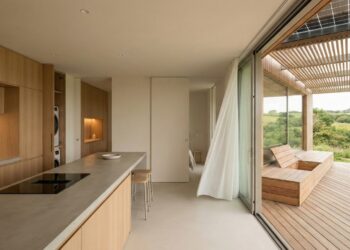 Em apenas 50 metros quadrados, casa de campo integra varanda, sala e cozinha sem perder conforto