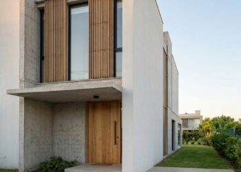 Essa casa moderna de 80 metros quadrados usa jardins internos, móveis sob medida e planta fluida para aproveitar cada centímetro