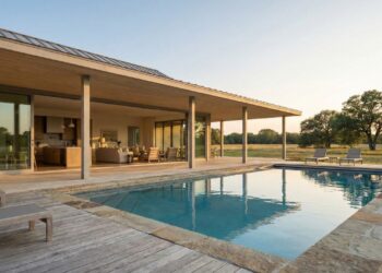 Essa casa térrea de campo com piscina une lazer, conforto e natureza em um refúgio perfeito para morar