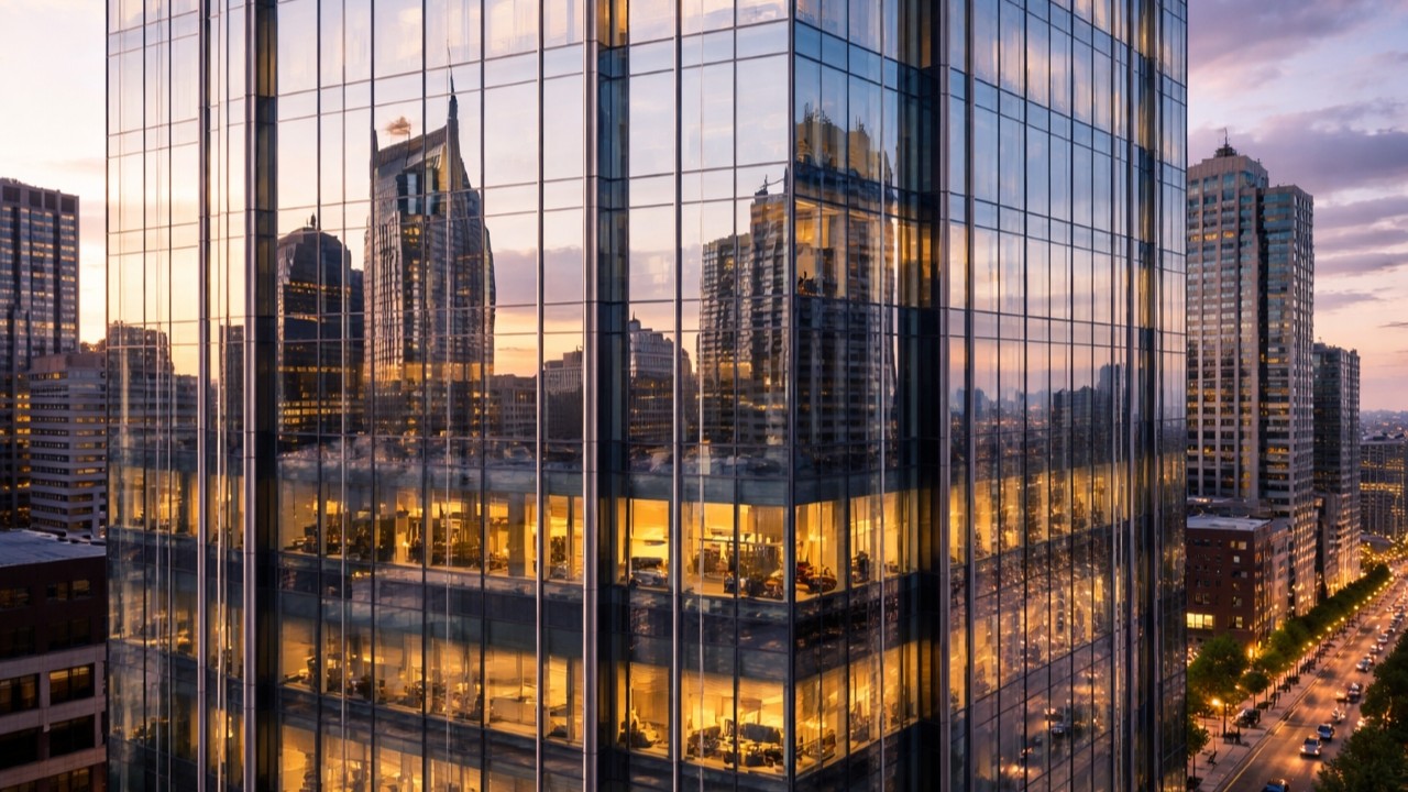 No coração de Nashville, um arranha-céu mistura sustentabilidade, brilho noturno e conexão com a vida nas calçadas