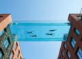 Essa é a proposta da Sky Pool, a primeira piscina transparente do mundo suspensa entre dois edifícios, localizada no luxuoso empreendimento Embassy Gardens, no bairro de Nine Elms