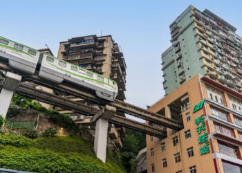 O trem que atravessa a sala de estar? Na China, metrô passa por dentro de um prédio residencial de 19 andares e tem estação própria na cozinha dos moradores