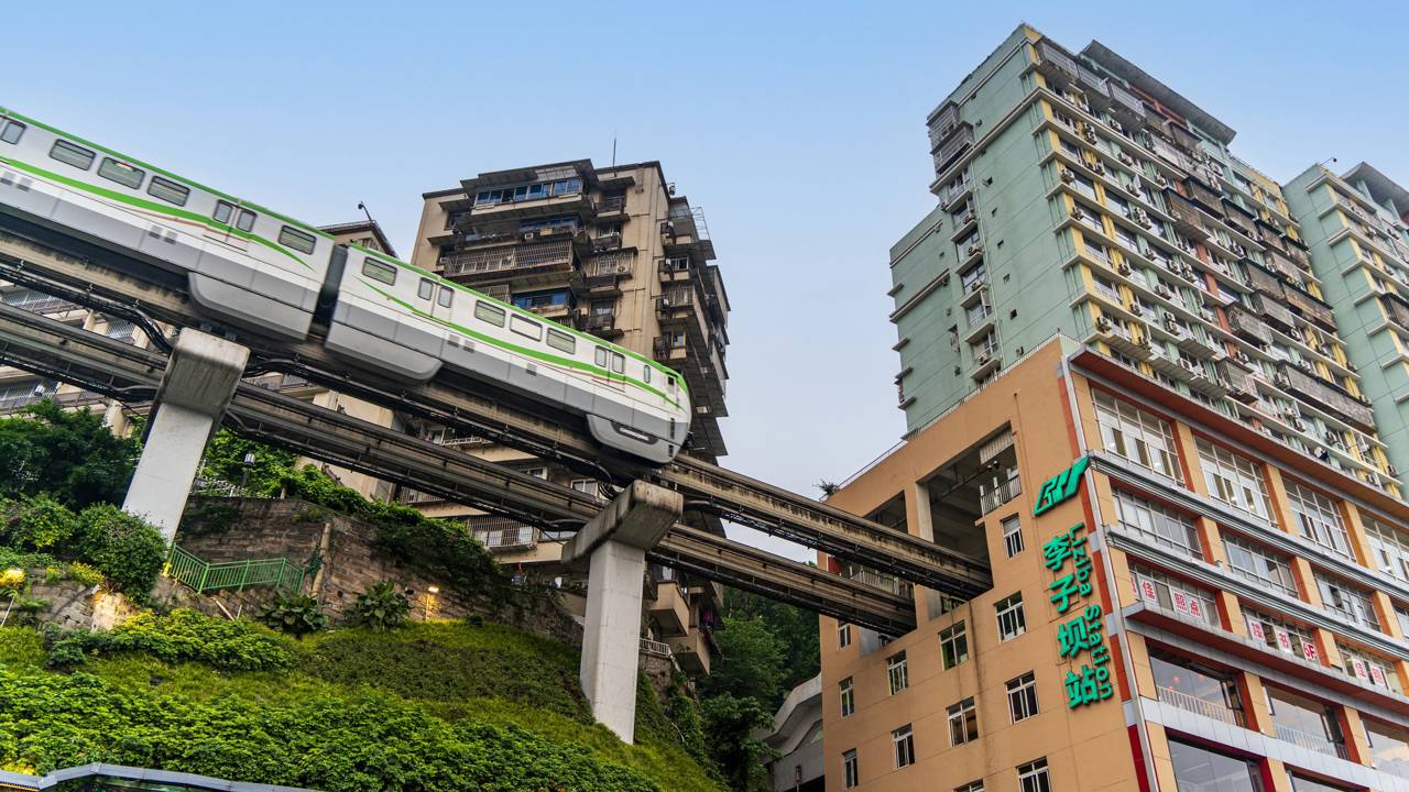 O trem que atravessa a sala de estar? Na China, metrô passa por dentro de um prédio residencial de 19 andares e tem estação própria na cozinha dos moradores