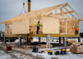 Em pleno inverno rigoroso, eles ergueram uma casa de madeira elevada com design moderno em apenas 5 dias