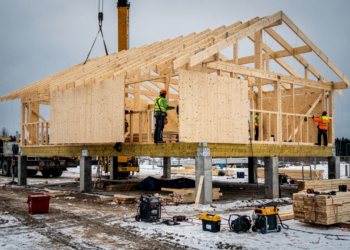 Em pleno inverno rigoroso, eles ergueram uma casa de madeira elevada com design moderno em apenas 5 dias