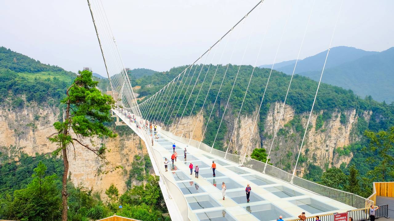 Com 430 metros de extensão e piso de vidro, essa ponte desafia o medo e encanta com sua vista surreal