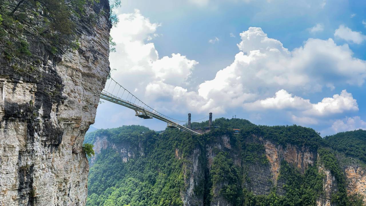 Com 430 metros de extensão e piso de vidro, essa ponte desafia o medo e encanta com sua vista surreal