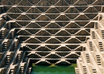 Inspirada nos antigos baoris (poços em degraus) da Índia, a construção de uma piscina subterrânea monumental tornou-se a prova de que a engenharia humana dispensa máquinas pesadas