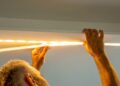 A fita de LED transforma a casa com efeito moderno e custo que varia mais do que muitos imaginam