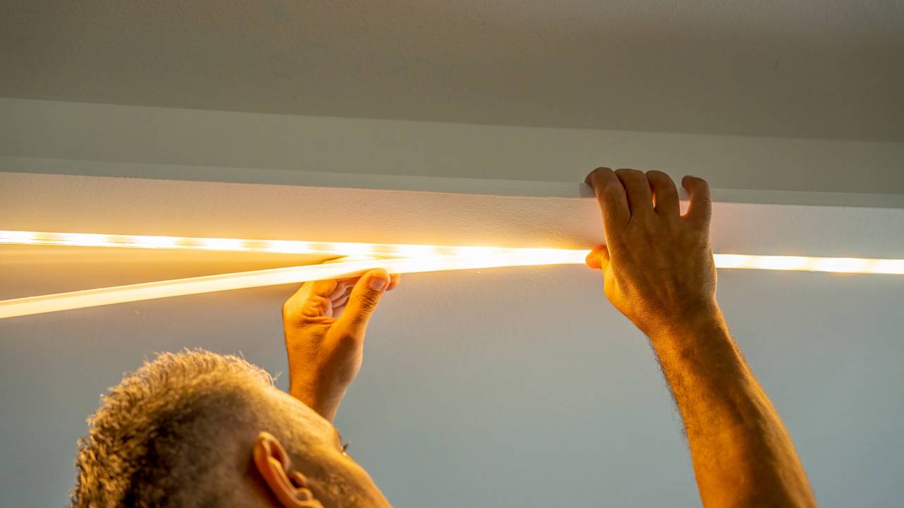 A fita de LED transforma a casa com efeito moderno e custo que varia mais do que muitos imaginam