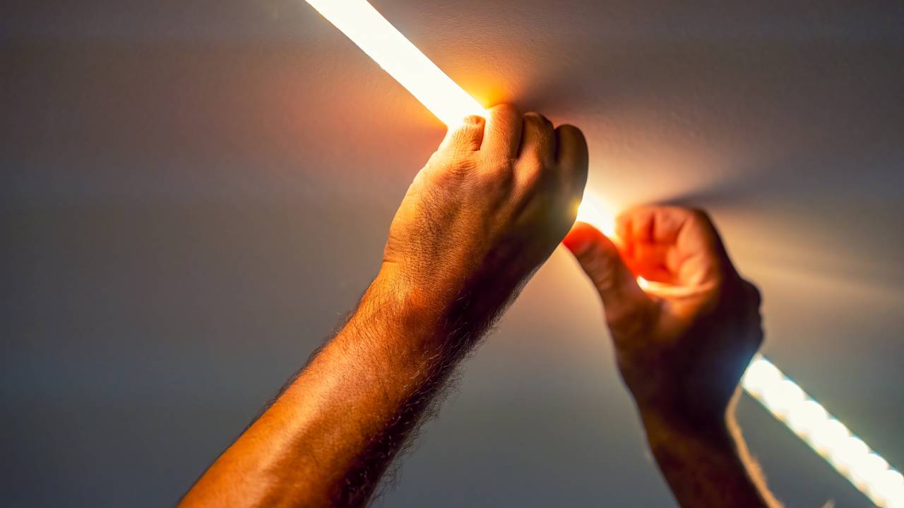A fita de LED transforma a casa com efeito moderno e custo que varia mais do que muitos imaginam