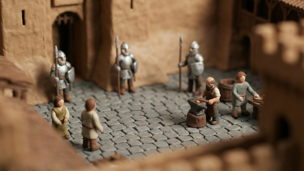 Macro focando nos bonecos de massinha (soldados e aldeões) interagindo no pátio do castelo, dando vida à maquete.