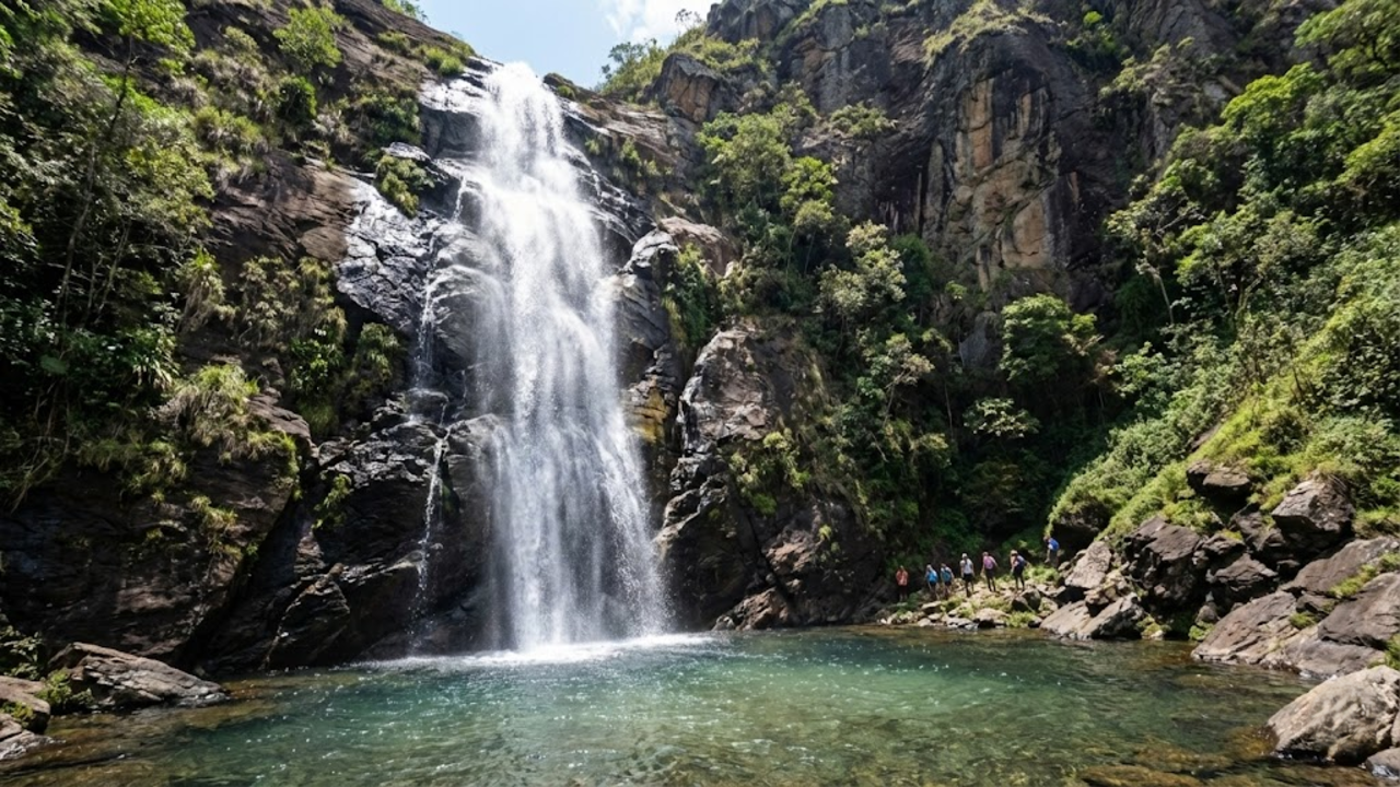 Cachoeira alta cercada por paredões de rocha em um vilarejo pacato no interior de Minas Gerais