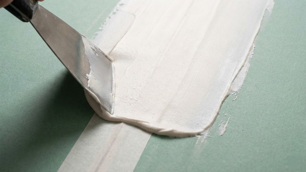 Homem trabalhando em closet de madeira com ferramentas tradicionais e acabamento refinado