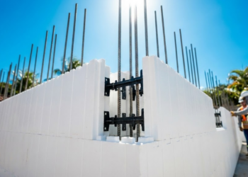 O fim do tijolo quebrado e do reboco grosso: Sistema Arxx utiliza conectores exclusivos e encaixe "macho-fêmea" para entregar paredes milimetricamente alinhadas, com desperdício zero e isolamento térmico superior